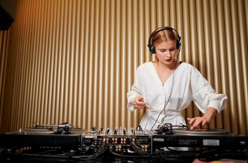 Watch & Listen for Daria Kolomiets' set on New York's The Lot Radio