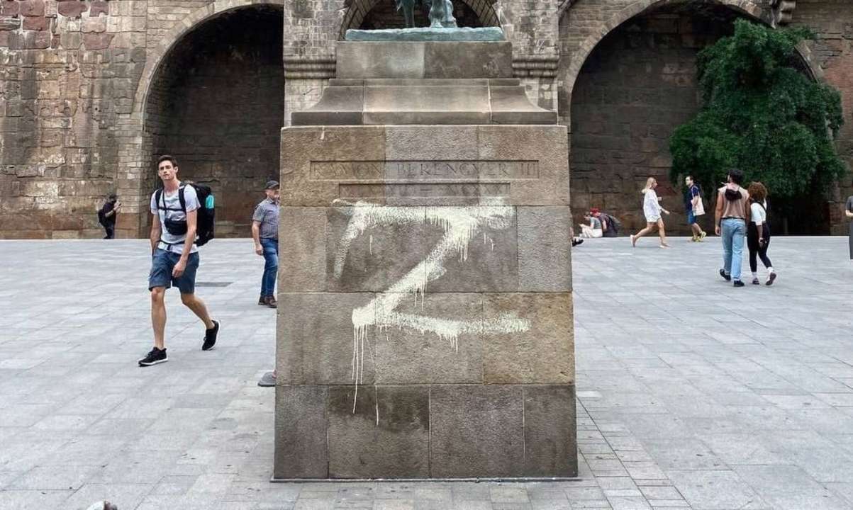 In Barcelona, ​​the Russians painted historical sights with Z-symbols