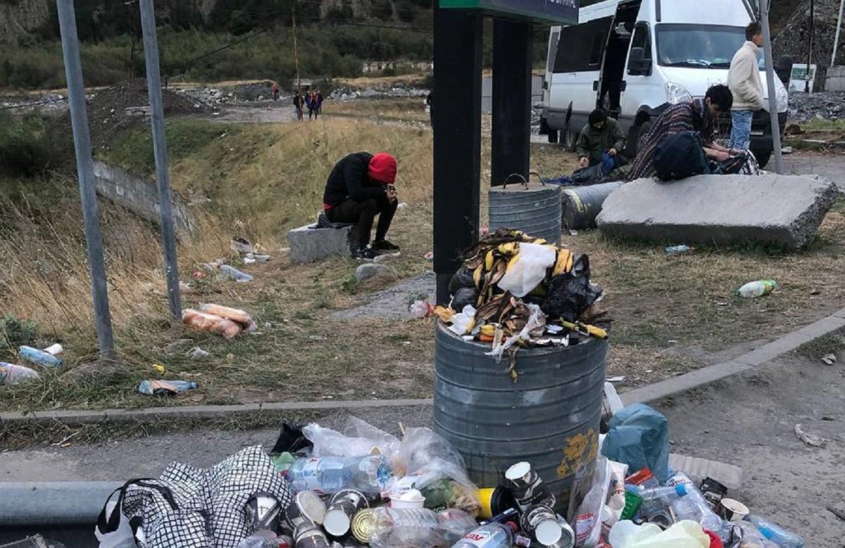 Russians staged a spontaneous dump on the border with Georgia, waiting in line to leave the Russian Federation