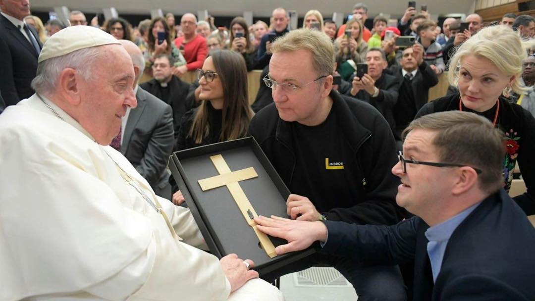 Mayor of Lviv Andriy Sadovy met with the Pope and gave him a symbolic gift
