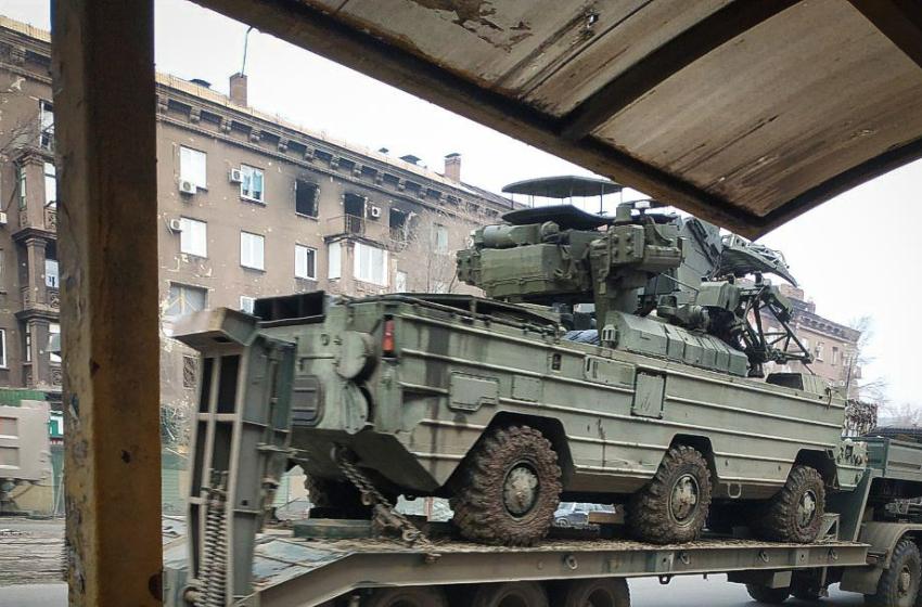 Invaders transfer manpower and equipment in Mariupol