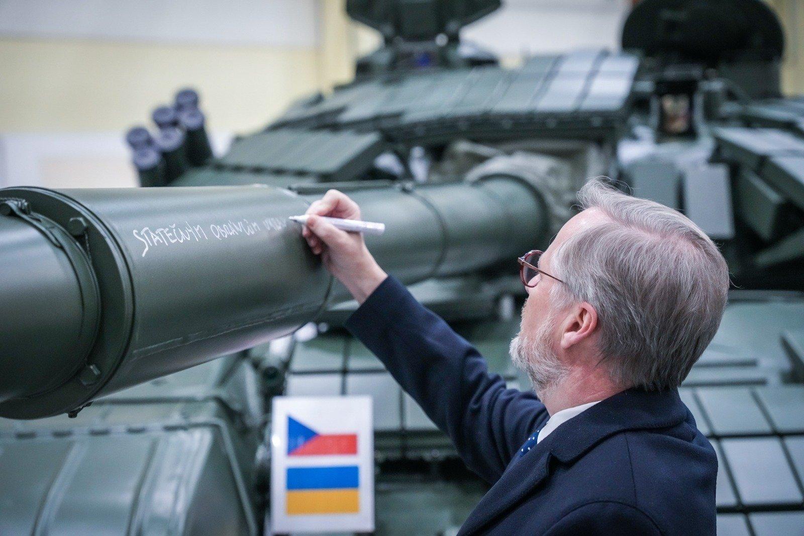 The Czech Republic is preparing tanks to be sent to Ukraine: the prime minister left an "autograph" on the T-72