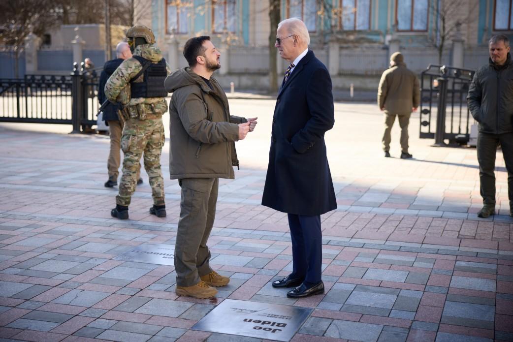 Volodymyr Zelensky and Joseph Biden unveiled a plaque dedicated to the U.S. President on the Walk of the Brave