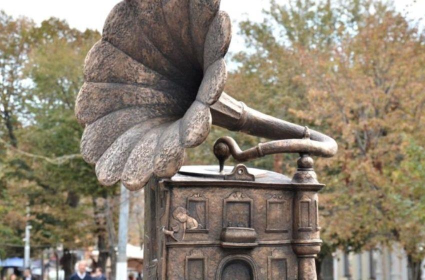 A bronze interactive gramophone with a Qr code appeared in Odessa