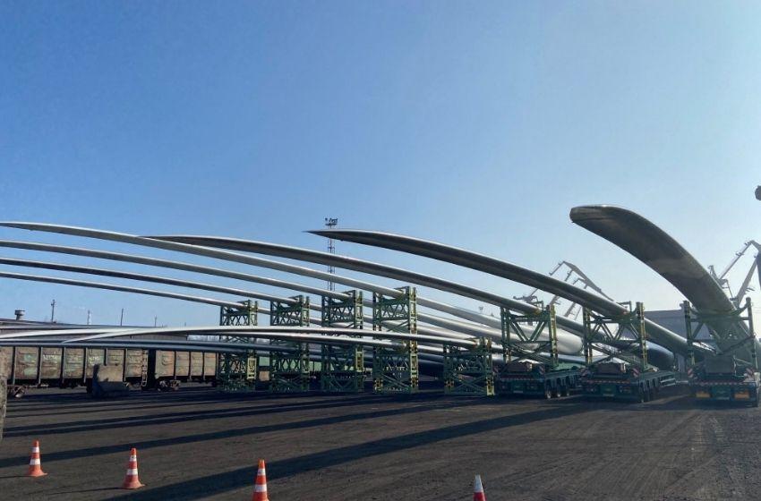 Giant blades for wind farms in Yuzhny port