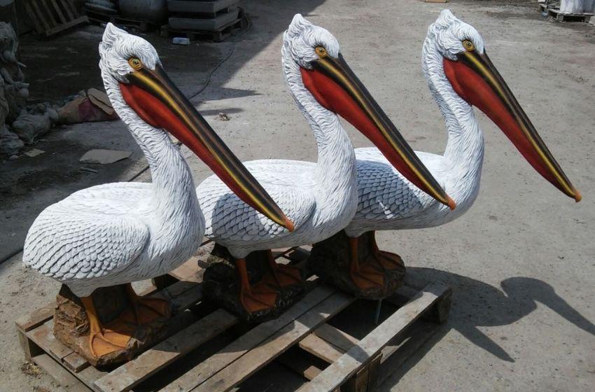 Decoy pelicans in the Danube floodplains to attract real ones