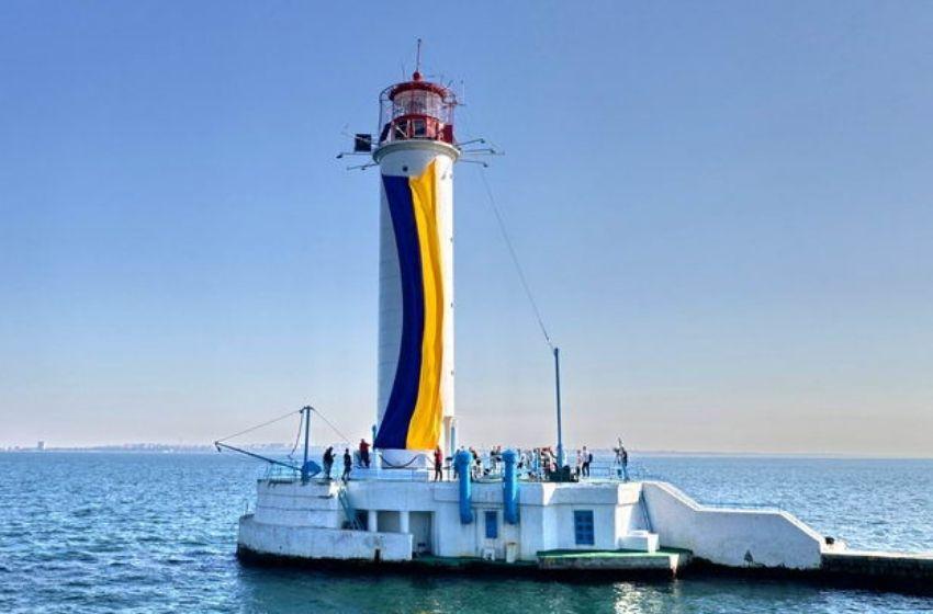A huge Ukrainian flag was raised at the Vorontsov lighthouse