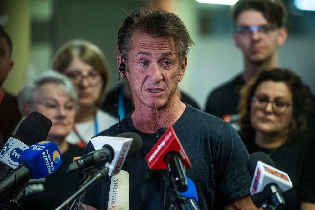 Actor Sean Penn continues to help Ukrainian refugees in Poland