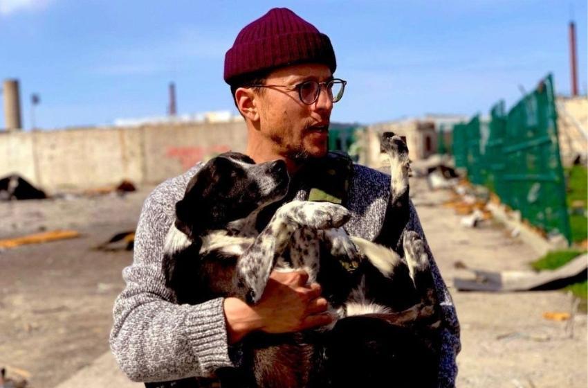 Cary Fukunaga rescued a dog from the rubble in the Kharkiv region