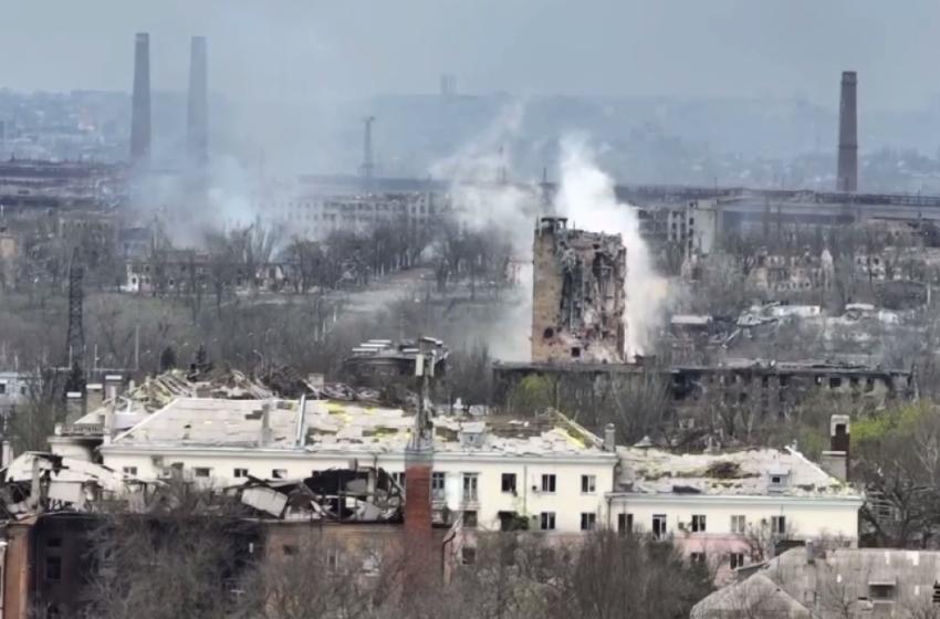 After the evacuation, the Russians renewed the shelling of Azovstal: there were hundreds of civilians at the plant