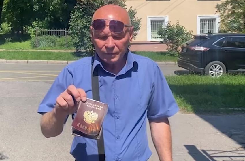 Hundreds of Russians living in Ukraine have already burned their passports in protest of Putin's aggression