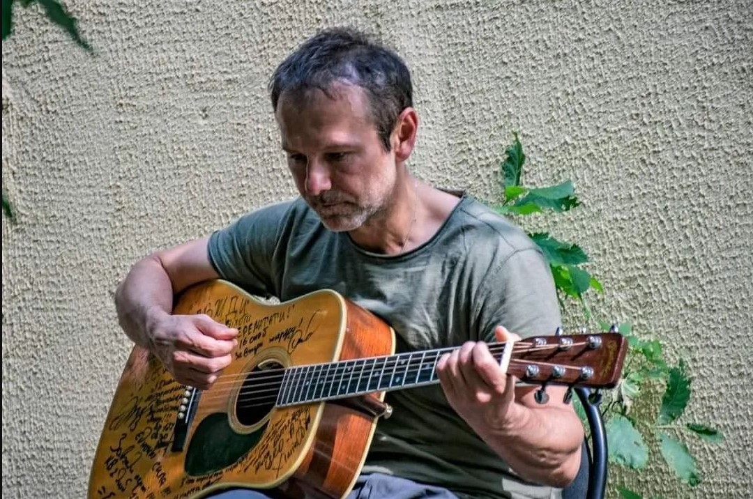 Vakarchuk gave a mini-concert in the forest for the military