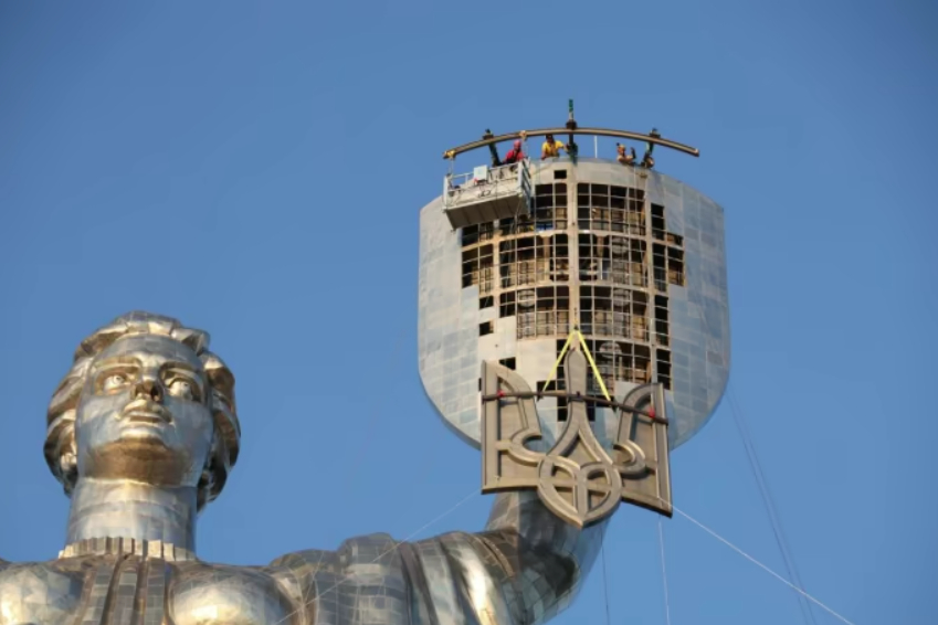 "Motherland-Mother" monument was adorned with the Ukrainian trident