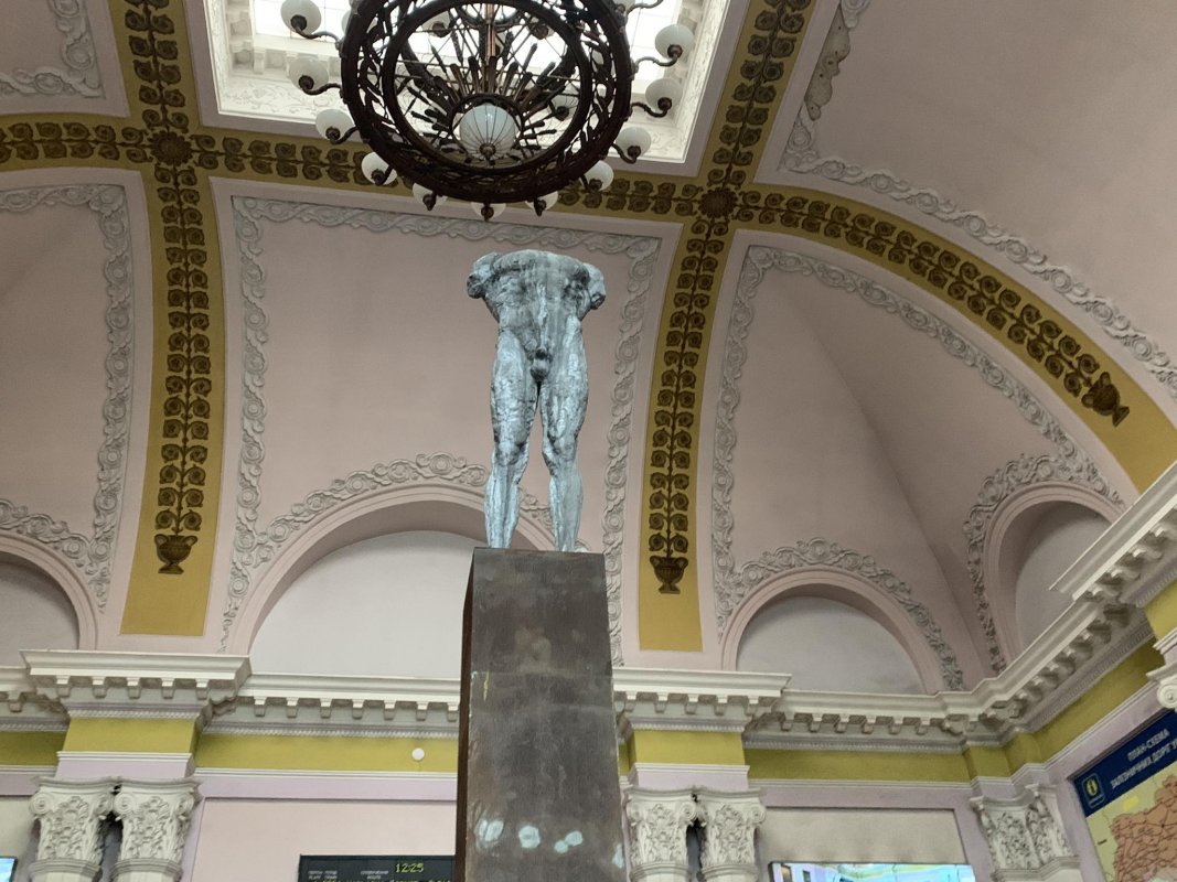 A sculpture titled "The Upright" by Volodymyr Semkiv has been installed at the train station in Lviv