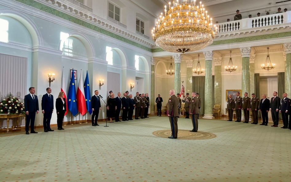 The top command of the Polish army resigned due to a conflict with the Minister of Defense