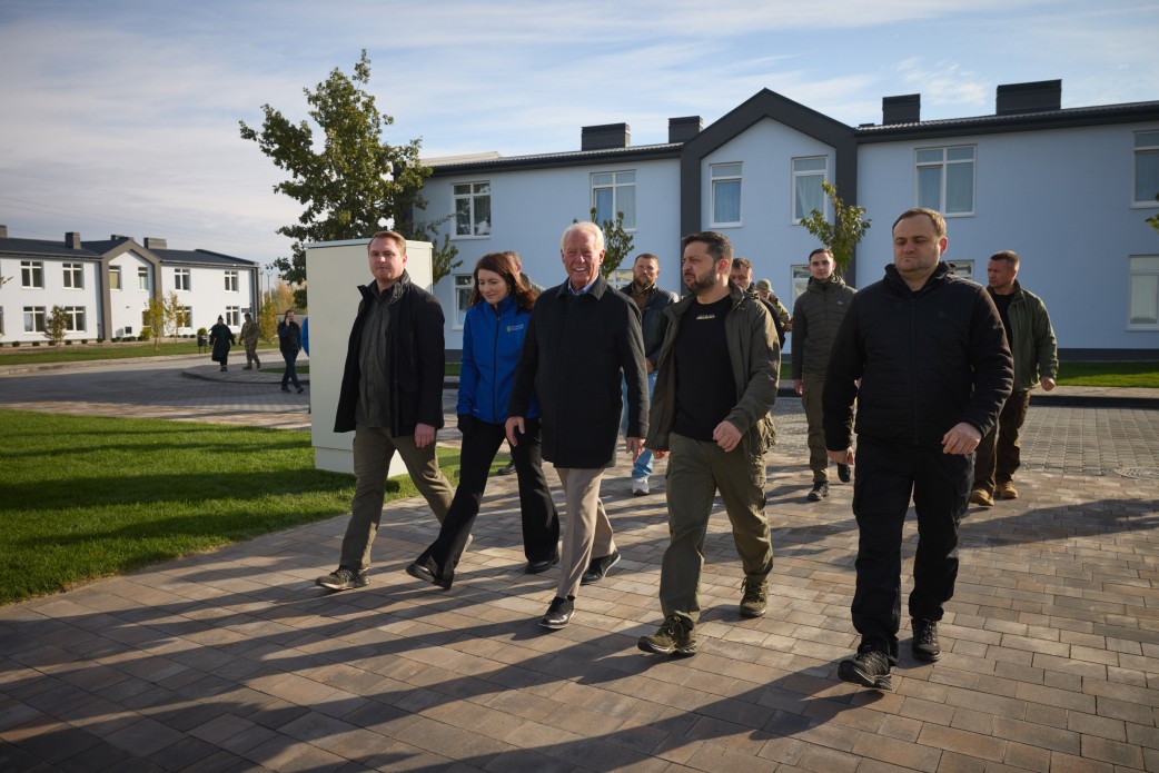 In the Kyiv region, Volodymyr Zelensky inspected the construction of housing for people who have lost their homes due to the war