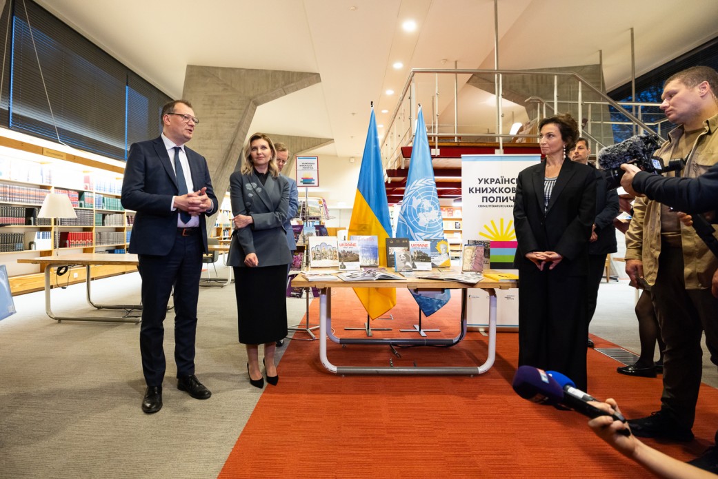 First Lady of Ukraine opens Ukrainian bookshelf in UNESCO library