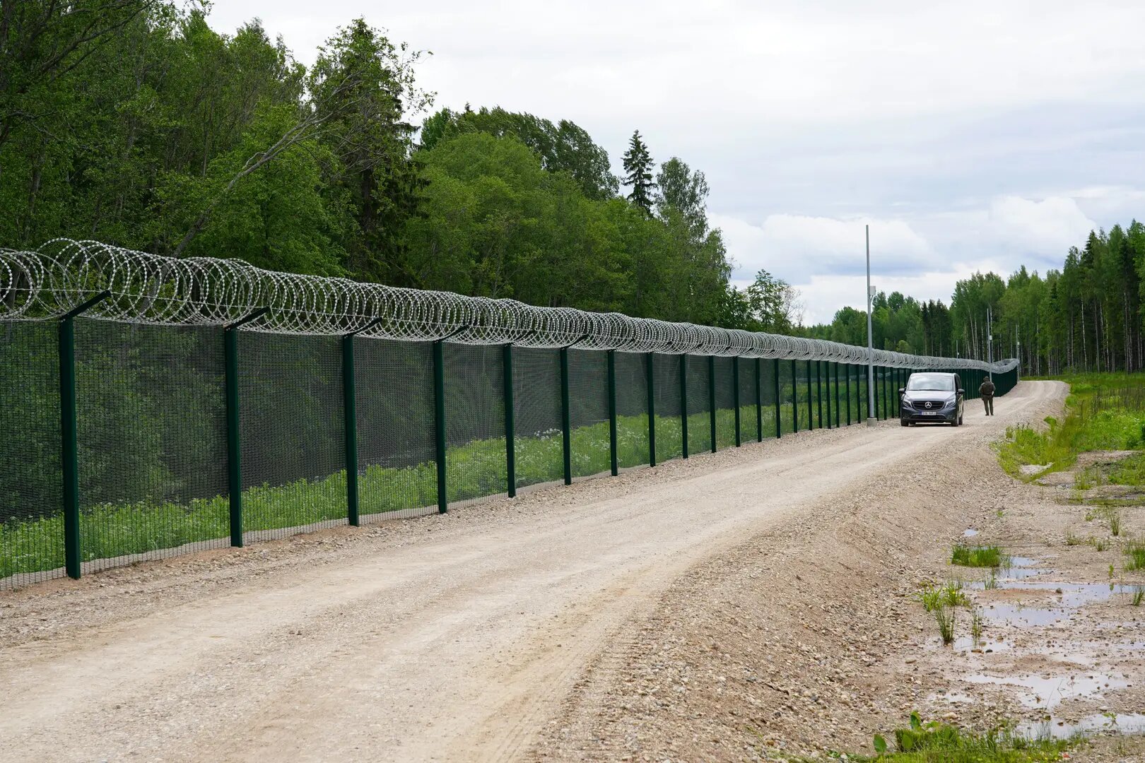 Estonia installs 'Dragon's Teeth' at the border crossing with Russia