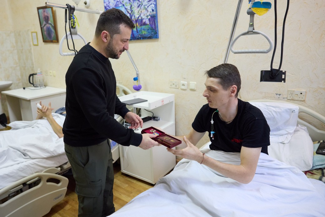 On the Armed Forces Day of Ukraine, Volodymyr Zelensky visited the hospital where Ukrainian defenders are receiving medical care