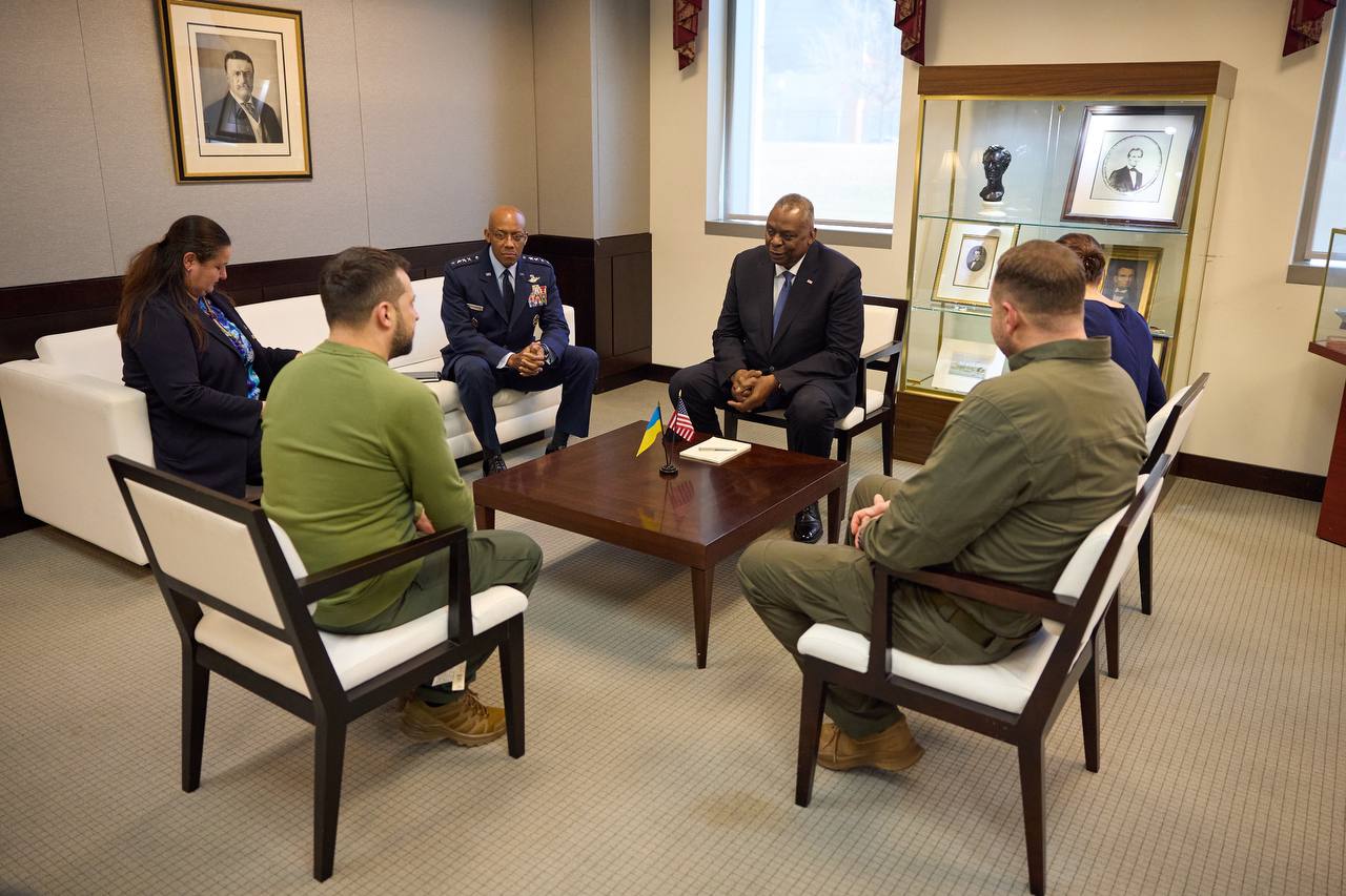 Volodymyr Zelensky began his visit to the United States with a meeting with Lloyd Austin