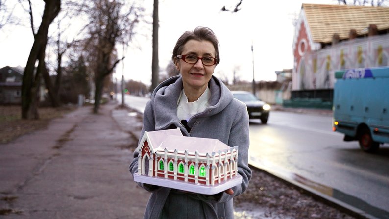 A confectioner has created a gingerbread replica of the destroyed Chernihiv library