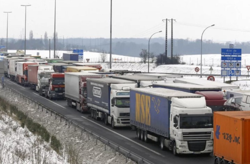 At the border between Ukraine and Poland, there are 1,900 trucks waiting in queues