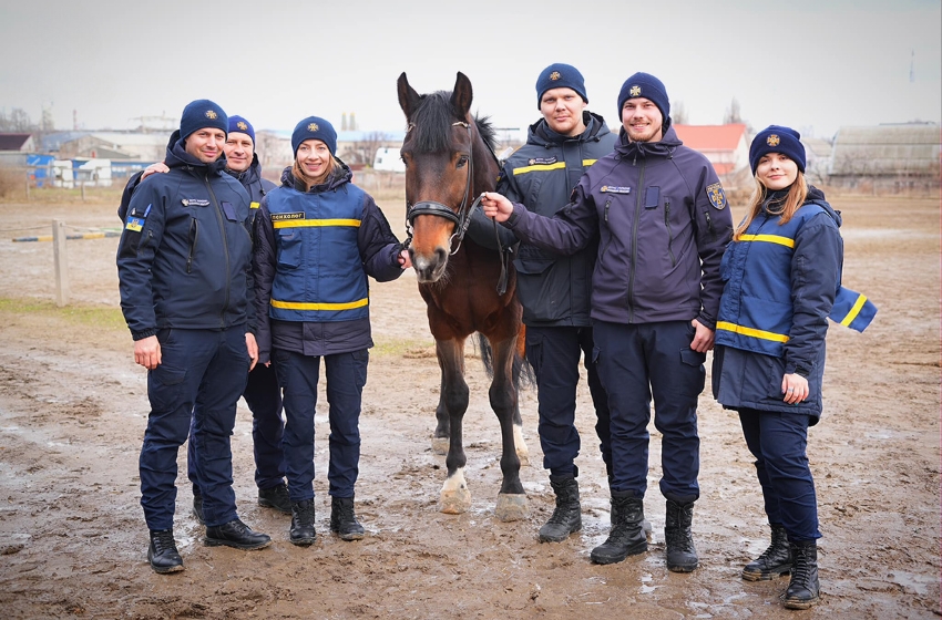 Odessa pyrotechnicians engage in equine therapy for recovery after demining de-occupied territories