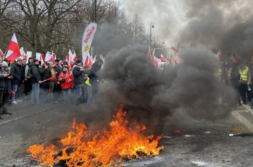In Warsaw, a general strike of farmers has begun, with organizers announcing the participation of 100,000 people