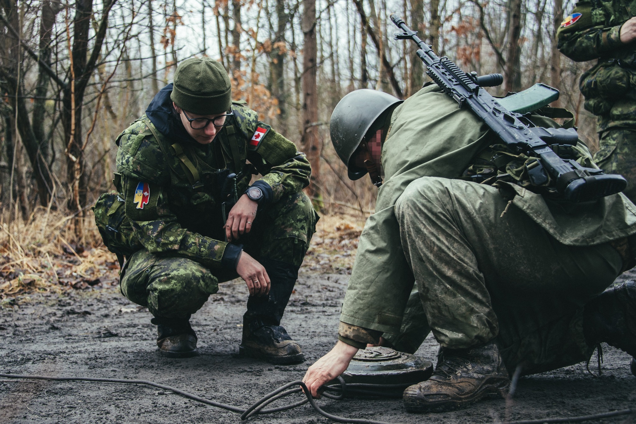 In the Canadian Armed Forces, they demonstrated how they train Ukrainian defenders in mine safety