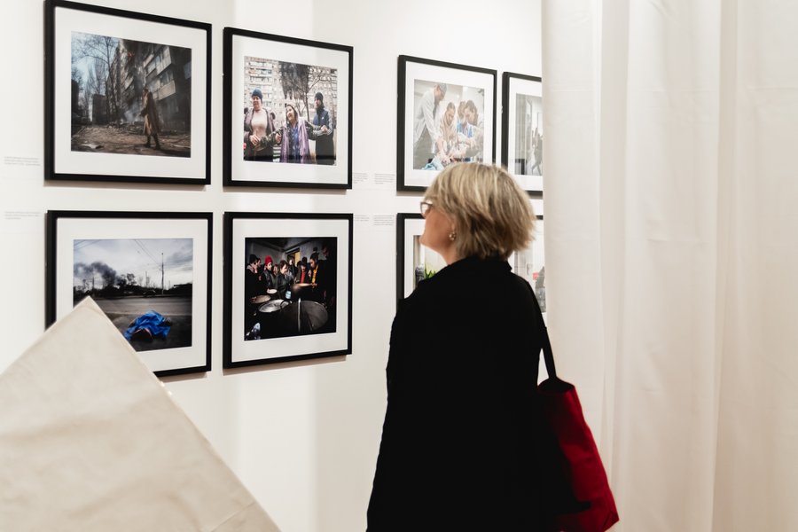 Photo exhibition and documentary performance: a artistic project about Mariupol was presented in New York