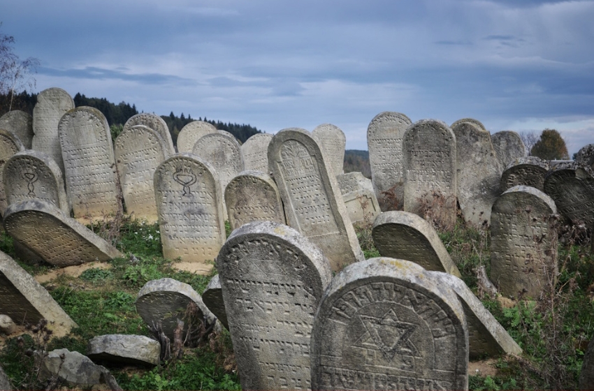 Photos of the Jewish cemetery in Delyatyn, Ivano-Frankivsk region, won the 2023 Wiki Loves Monuments contest