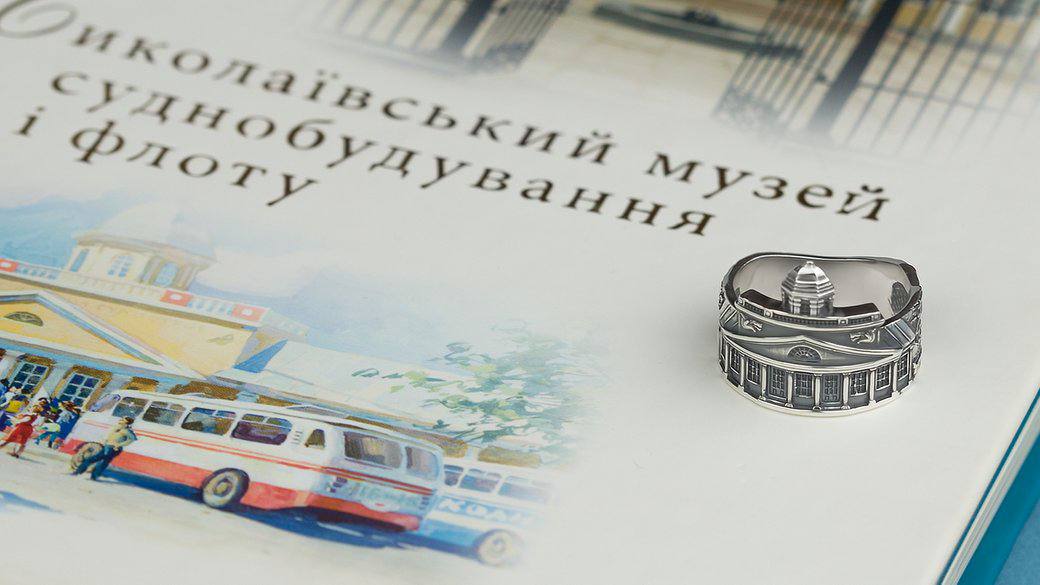 Kharkiv jewelers depicted the Mykolaiv Museum on a ring
