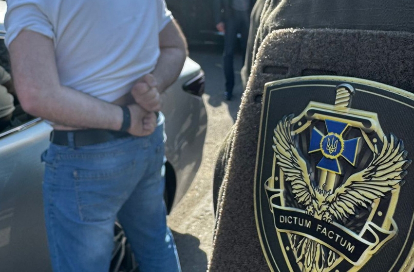 The SSU apprehended three senior officials from regional customs authorities who demanded 'levies' from Ukrainian importers
