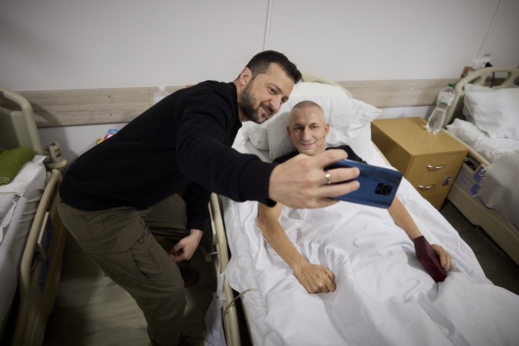 Volodymyr Zelensky visited injured soldiers and awarded them state honors