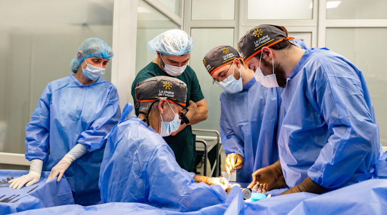 French surgeons train Ukrainian doctors in treating war injuries in Lviv