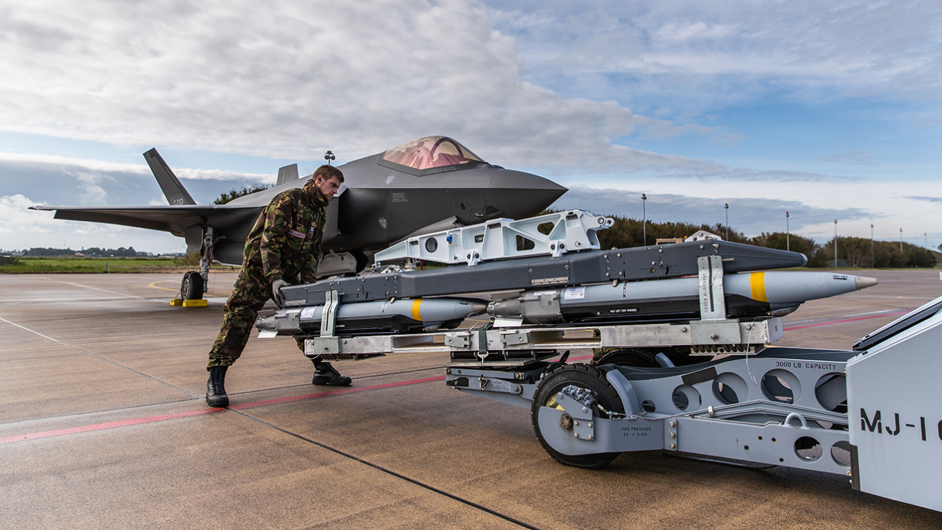 The United States to send over a thousand air bombs to the border with Russia