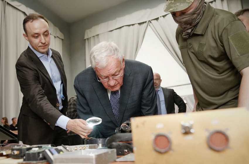 U.S. special representative Keith Kellogg reviews Western components recovered from Russian weapons
