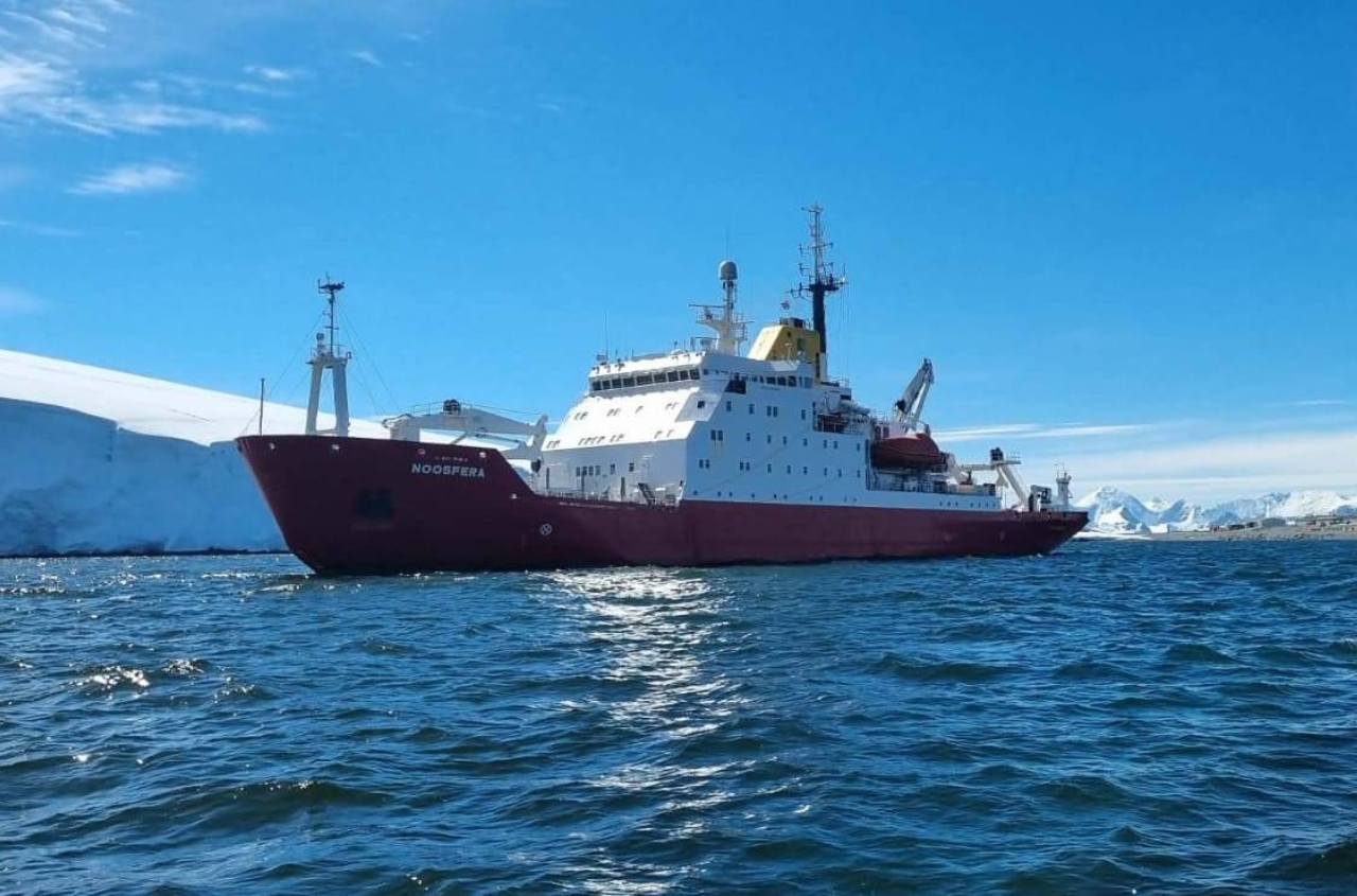 Icebreaker Noosphere crosses Arctic circle for first international research mission