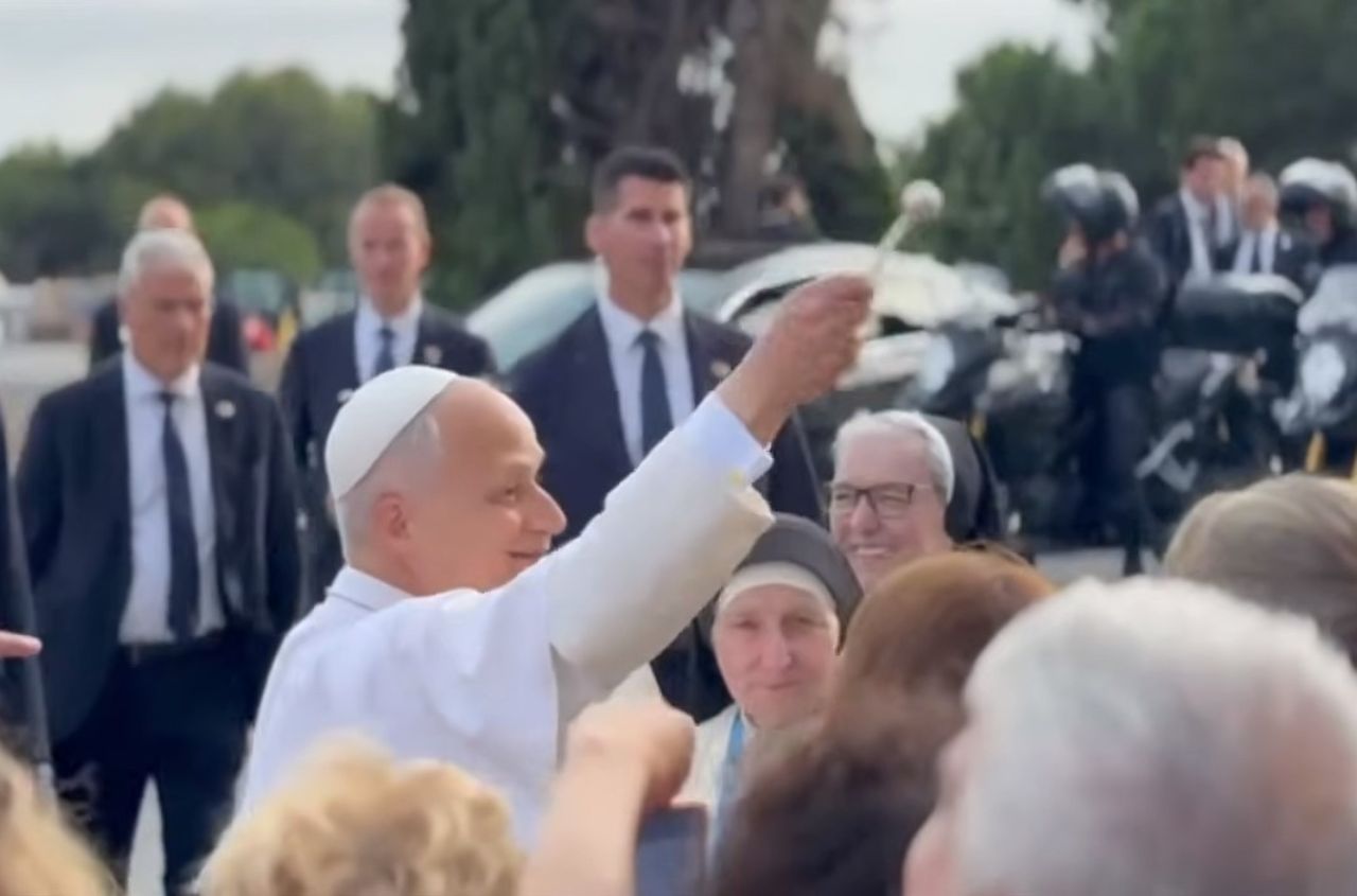 A convoy of medical vehicles, blessed by the Pope, has departed for Ukraine to support border guards