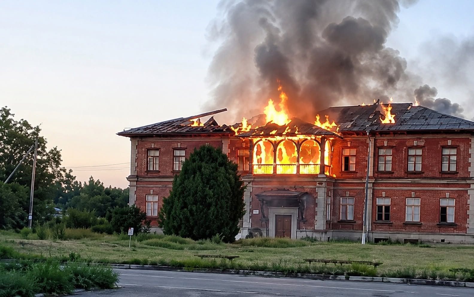 Historic Miklashevsky manor in Zaporizhzhia region destroyed by Russian shelling